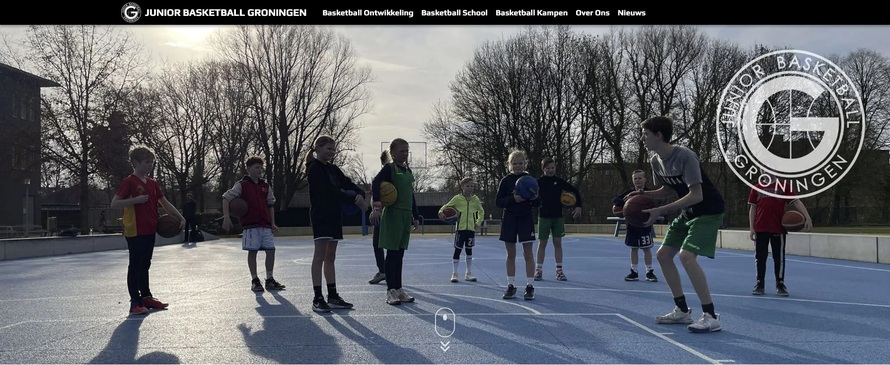 Homepage van Junior Basketball Groningen met een basketballtraining op een buitenveld